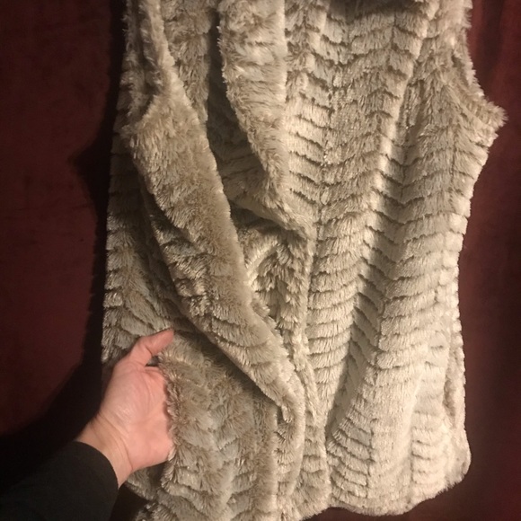 💛Sabrina Lauren FAUX FUR VEST‼️ - Picture 3 of 7